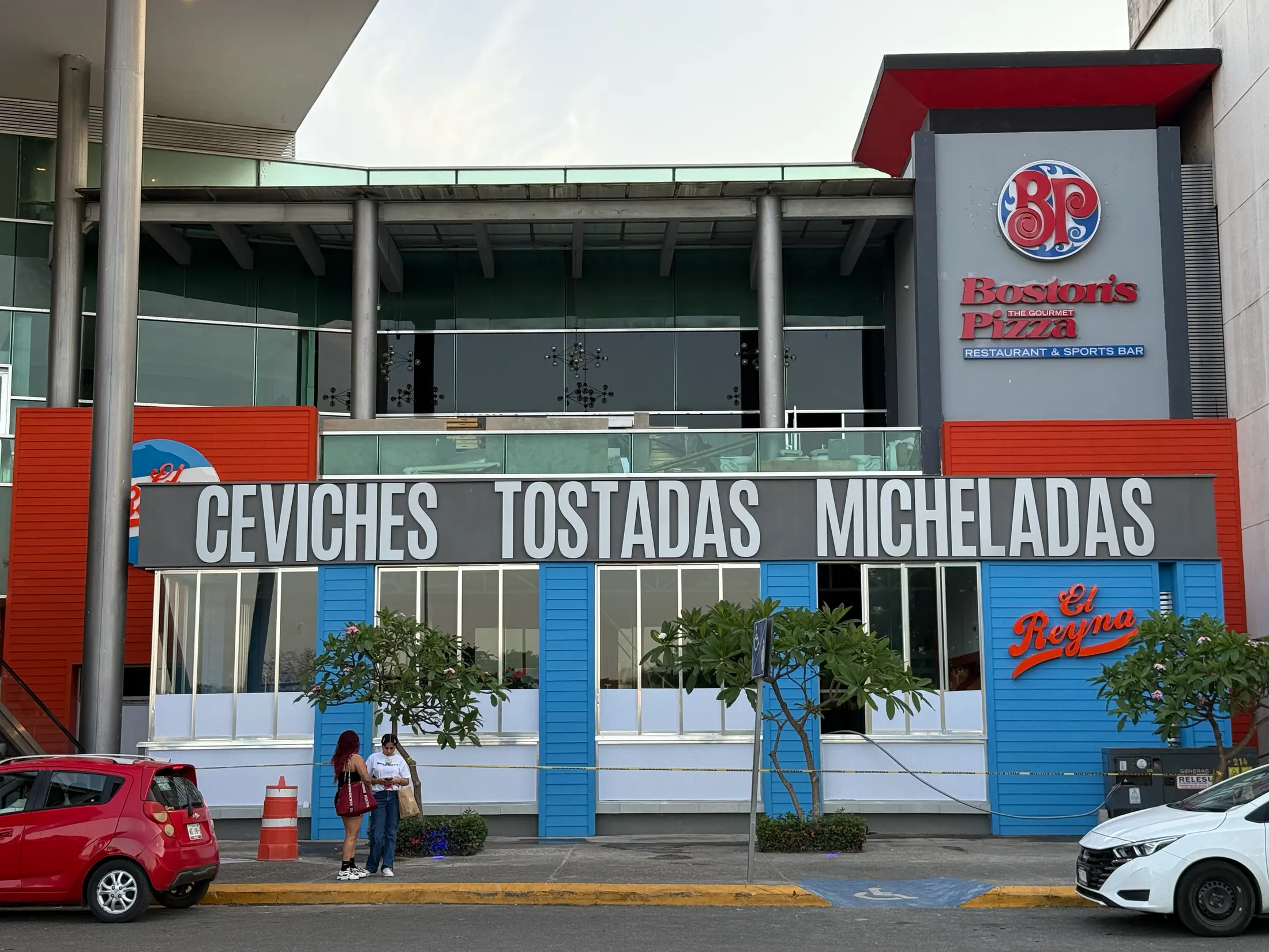 Fachada de El Reyna Mariscos con letras 3D de aluminio: ceviches, tostadas y micheladas