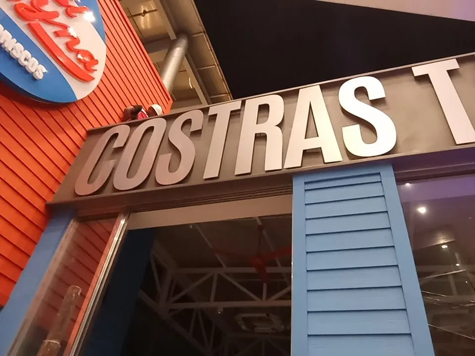 Letras 3D de aluminio y logotipo de El Reyna Mariscos en el acceso al local