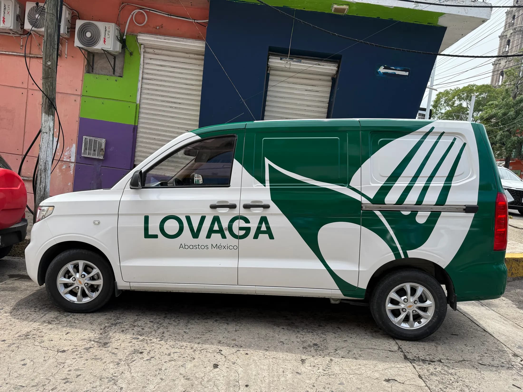 Camioneta de reparto rotulada con vinil verde y blanco para Lovaga Abastos México